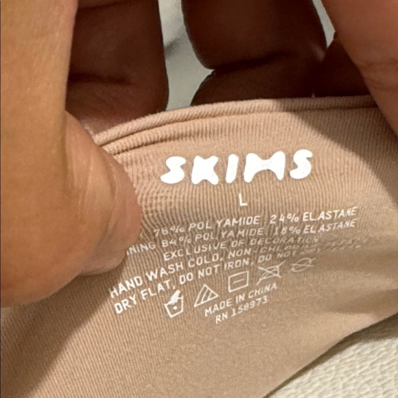 SKIMS Fits Everybody Nude Bandeau Bra - Picture 5 of 5